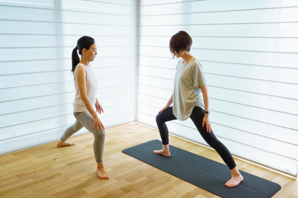 北九州・折尾のパーソナルヨガレッスン風景 ― 木の温もりに包まれた静かな空間で、マンツーマンで丁寧に身体を整える