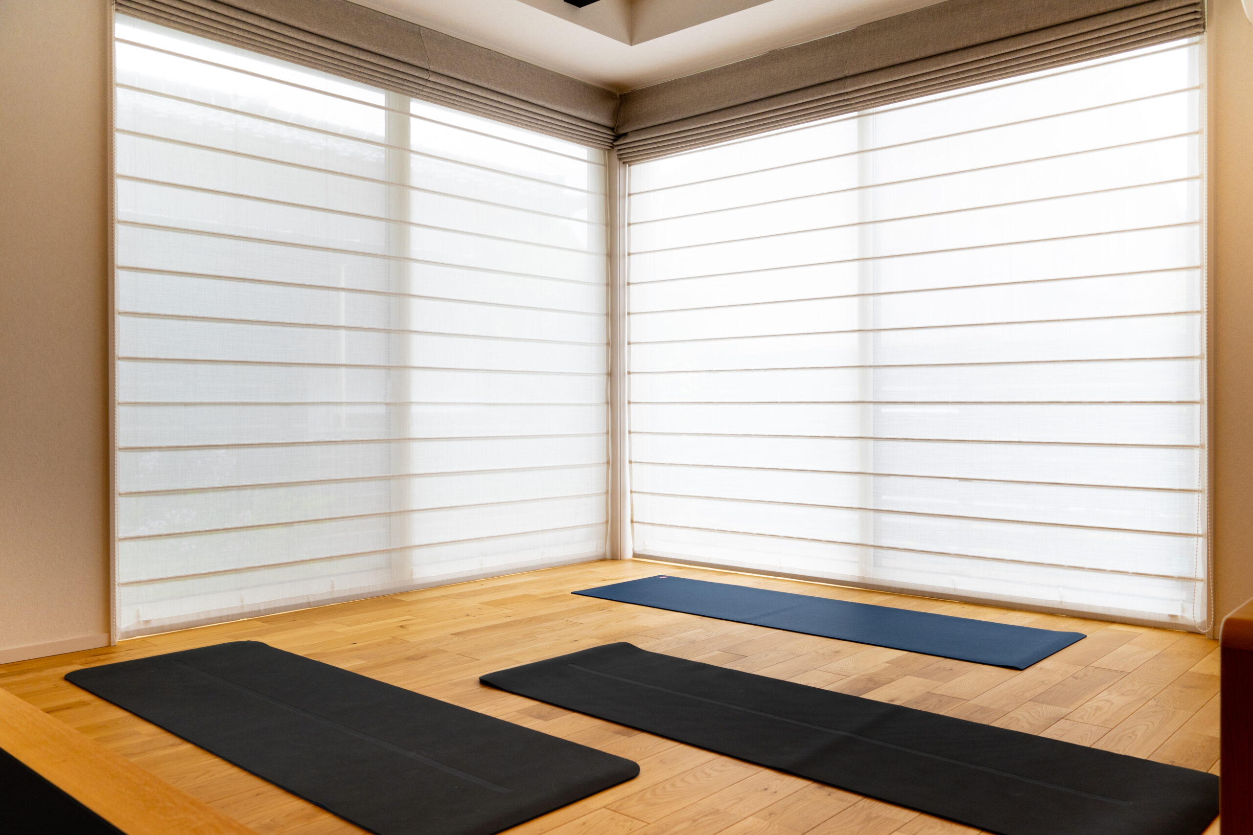 北九州・折尾のヨガアトリエ内観 ― 木の床と自然光が差し込む静かな空間